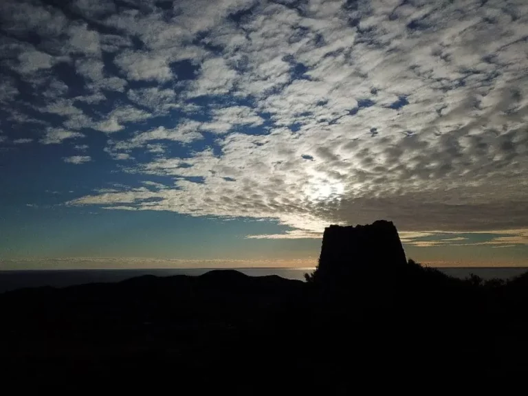 nuraghe al tramonto